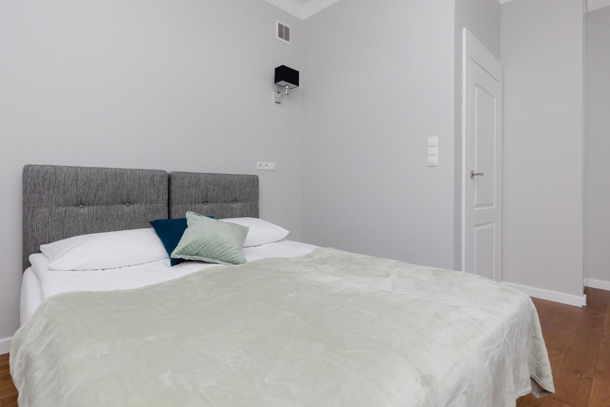 City Center Aparthotel Chmielna By Noclegi Renters Varsó Kültér fotó